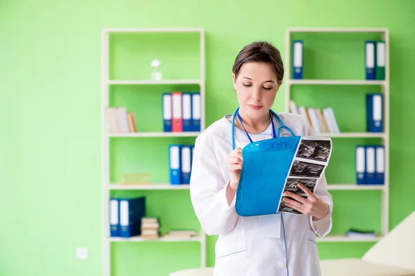 Médica ginecologista escrevendo prontuário na clínica — Fotografia de Stock