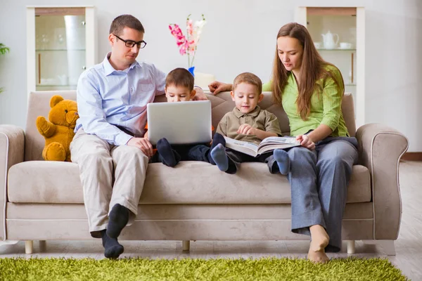 Jonge familie surfen internet en kijken naar foto 's — Stockfoto