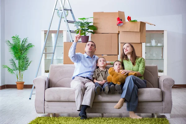 Família jovem aproveitando o tempo em casa — Fotografia de Stock