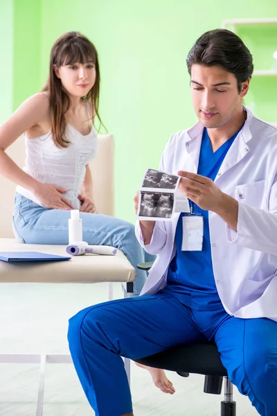 Donna incinta in visita radiologa per ultrasuoni — Foto Stock