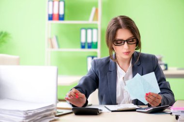 Ofiste çalışan kadın finans müdürü.