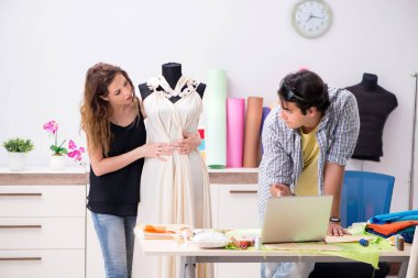 Atölyesinde çalışan genç terzi.