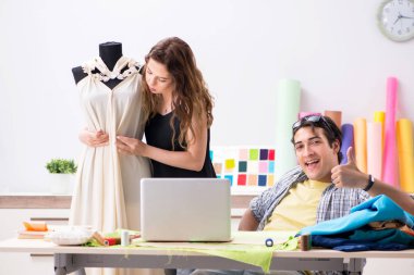 Atölyesinde çalışan genç terzi.