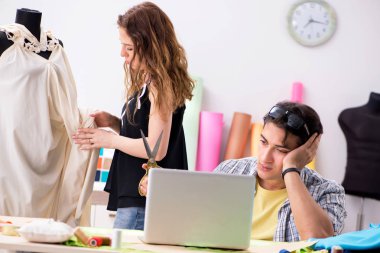 Atölyesinde çalışan genç terzi.