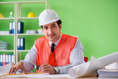 Adam mimar proje üzerinde çalışıyor.