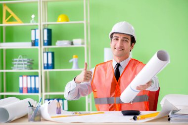 Adam mimar proje üzerinde çalışıyor.