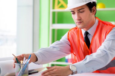 Adam mimar proje üzerinde çalışıyor.