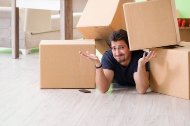 Kutuları taşıyan adam.