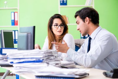 Ofiste çalışan iki meslektaşım.