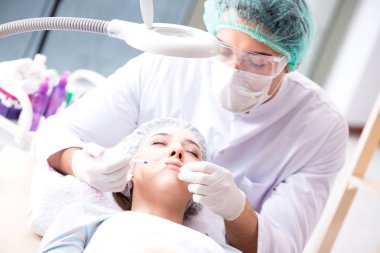 Estetik ameliyat için doktoru ziyaret eden kadın.