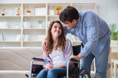 Genç bir aile birbirine göz kulak oluyor.