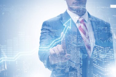 Businessman diyagramda sanal düğmeye basıyor