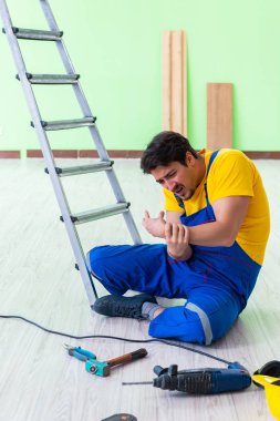 İş yerinde yaralı bir işçi var.