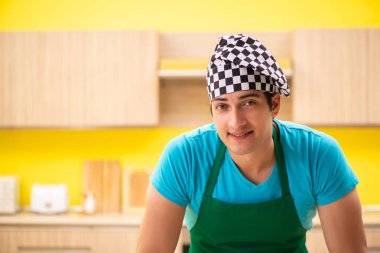 Genç profesyonel aşçı mutfakta hazırlanıyor.