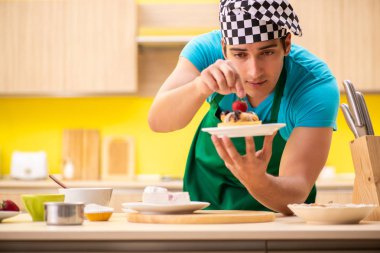 Adam evde pasta hazırlıyor.