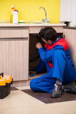 Mutfaktaki lavabo tamir ediliyor.