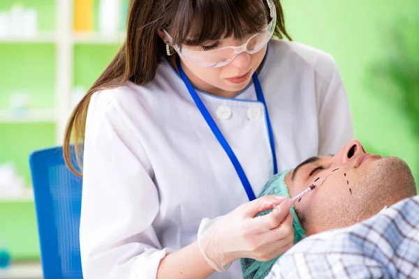 Chirurgo plastico che si prepara per l'operazione sul viso dell'uomo — Foto Stock