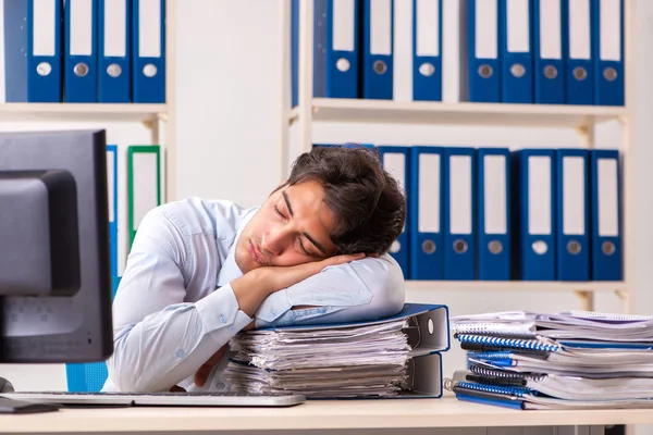 Overbelaste drukke medewerker met te veel werk en papierwerk — Stockfoto