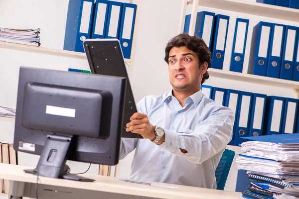 Impiegato sovraccaricato con troppo lavoro e scartoffie — Foto Stock