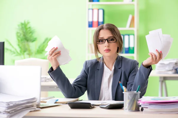 Gestora financiera femenina trabajando en la oficina — Foto de Stock