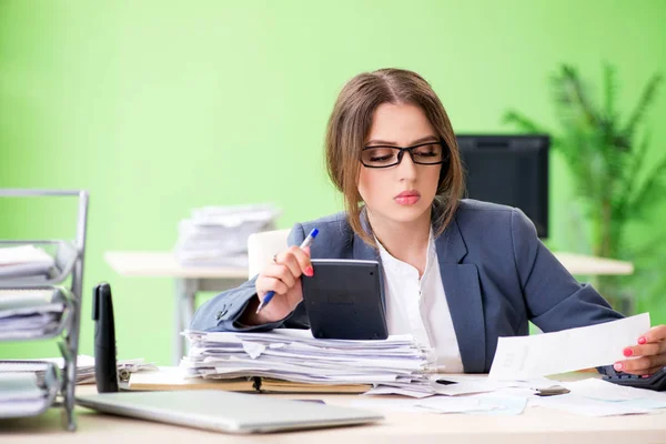 Female financial manager working in the office — Stock Photo, Image