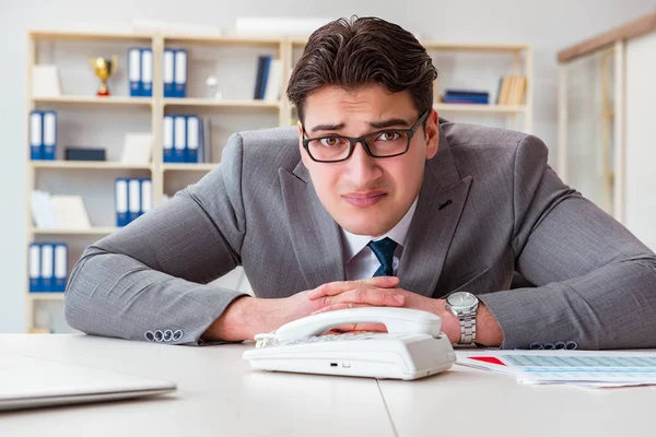 Uomo d'affari in attesa di una chiamata importante al telefono — Foto Stock