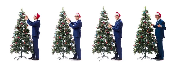 Zakenman versieren kerstboom geïsoleerd op wit — Stockfoto