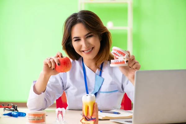 Zahnärztin arbeitet an Zahnimplantat — Stockfoto