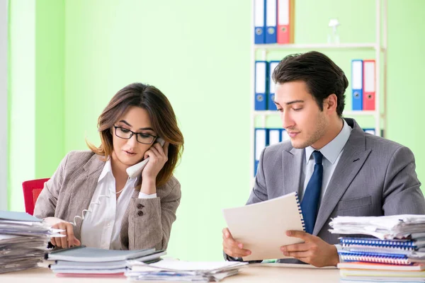 Zwei Kollegen im Büro — Stockfoto