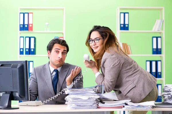 Zwei Kollegen im Büro — Stockfoto