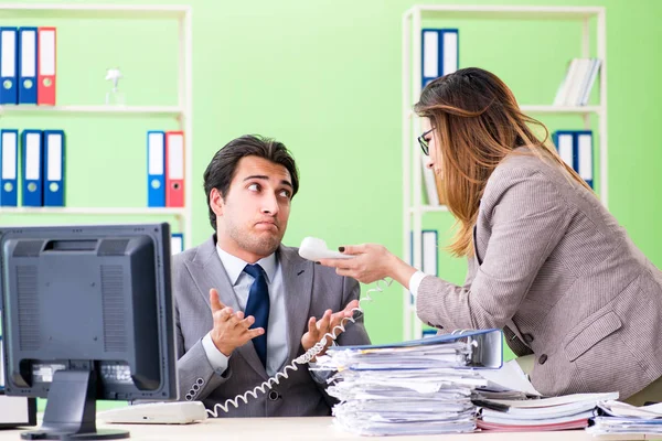 事務所で働いてる２人の同僚 — ストック写真