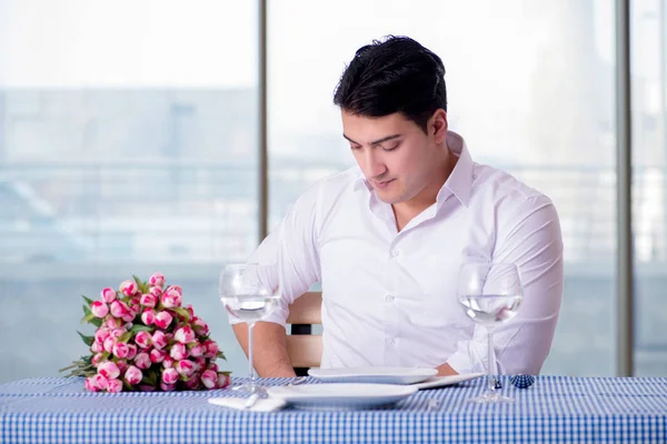 Schöner Mann allein im Restaurant Tante auf Datum — Stockfoto