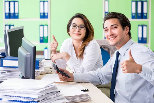 Dos especialistas financieros que trabajan en la oficina — Foto de Stock