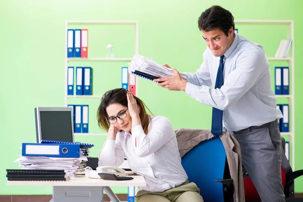 Deux collègues travaillant dans le bureau — Photo