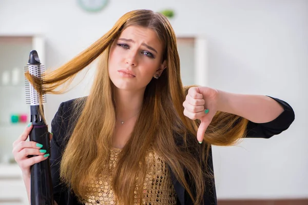 Jovem mulher tendo um dia de cabelo ruim — Fotografia de Stock