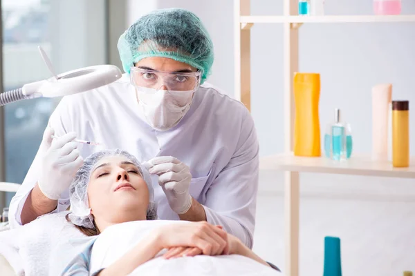 Mujer que visita al médico para cirugía plástica — Foto de Stock