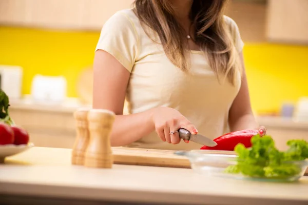가정에서 샐러드를 만드는 젊은 여자 — 스톡 사진