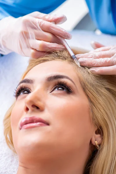 Plastic surgeon preparing for operation on woman hair — Stock Photo, Image