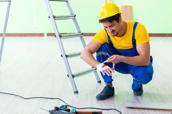 Injured worker at the work site — Stock Photo, Image