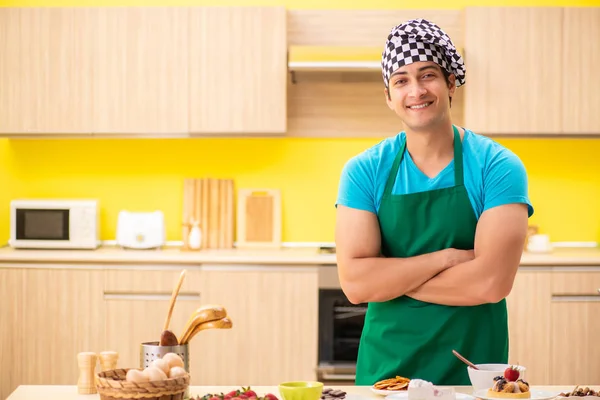 Joven cocinero profesional preparándose en cocina —  Fotos de Stock