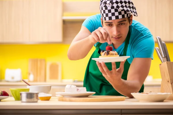 Adam evde pasta hazırlıyor.