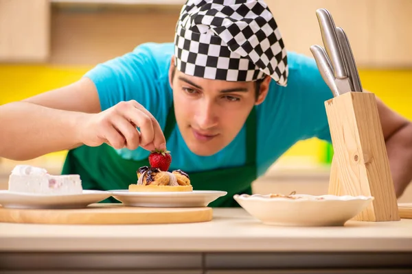 Homem cozinheiro preparar bolo na cozinha em casa — Fotografia de Stock