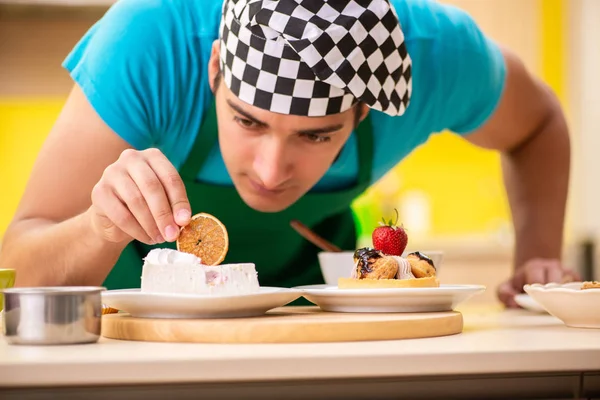 Homme cuisinier préparer gâteau dans la cuisine à la maison — Photo