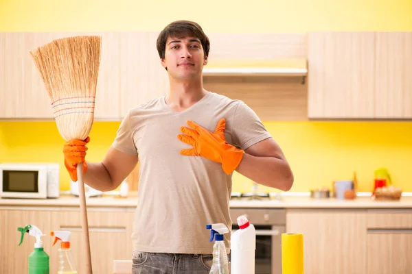 Εργένης καθαρίζει κουζίνα στο σπίτι — Φωτογραφία Αρχείου