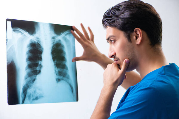 Молодой красивый врач радиолог, работающий в больнице   