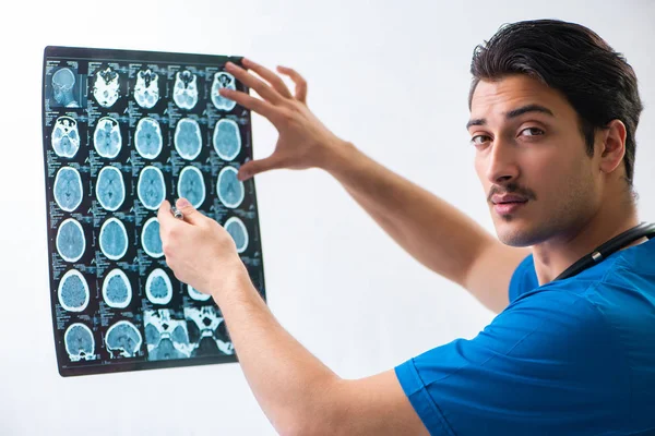 Joven médico radiólogo guapo que trabaja en el hospital — Foto de Stock