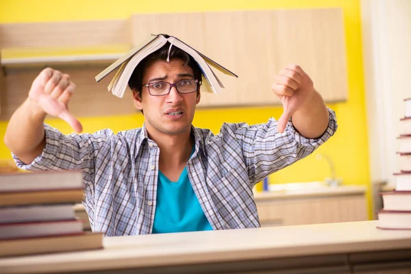 Studente che si prepara per l'esame seduto in cucina — Foto Stock