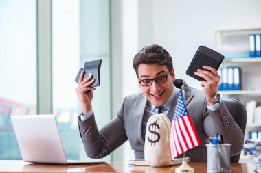 Ofisinde Amerikan bayrağı taşıyan bir iş adamı