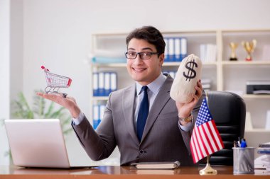 Ofisinde Amerikan bayrağı taşıyan bir iş adamı