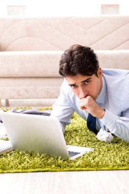 Genç yakışıklı adam yeni başlatılan proje kapsamında çalışıyor.